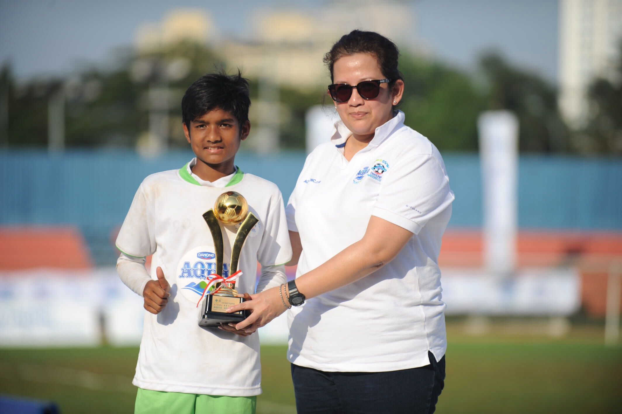 Yadi Mulyadi (SSB ASAD 313, Purwakarta) sukses meraih predikat top scorer Aqua Danone Nations Cup 2014 di Stadion Soemantro Brodjonegoro, Jakarta, Minggu (08/06/14). Ia menerima trofi dari brand director Aqua Danone, Febby Intan. Copyright: &copy; Ratno Prasetyo/ INDOSPORT